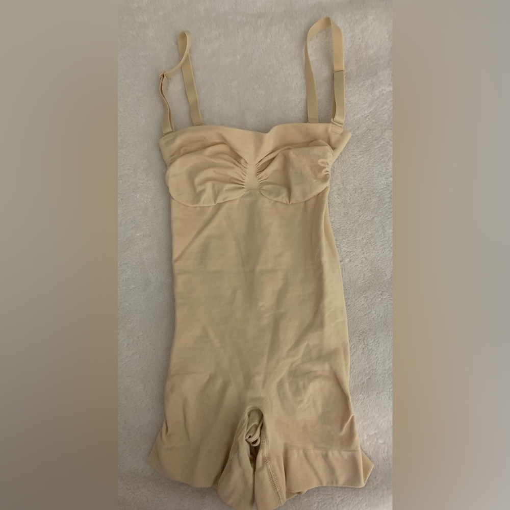 SKIMS SEAMLESS SCULT STRAPLESS SHORTIE BODYSUIT W/REMOVABLE STRAPS-XS-SAND